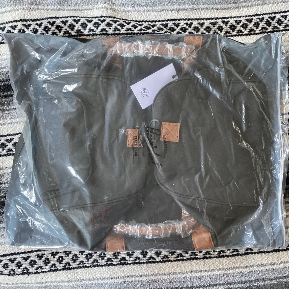 Herschel Novel Weekender Bag in black